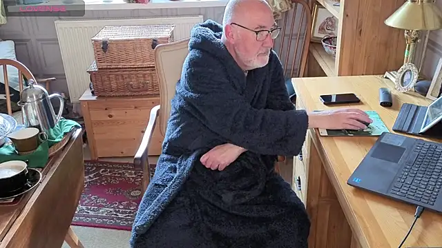 Adamdaddybear online show from April 29, 7:34 am