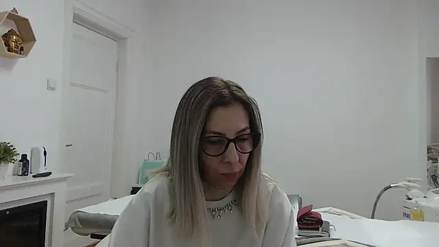 Snapshot of SukyGirl chatting on December 13, 8:51 am SukyGirl online show from December 13, 8:51 am