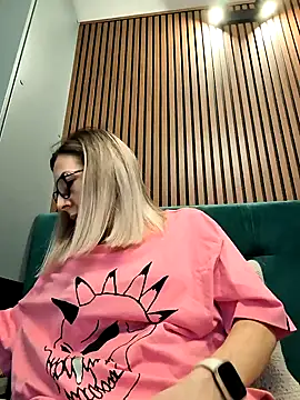 Snapshot of SukyGirl chatting on December 23, 4:44 am SukyGirl online show from December 23, 4:44 am