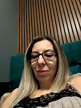 Snapshot of SukyGirl chatting on December 27, 7:29 am SukyGirl online show from December 27, 7:29 am