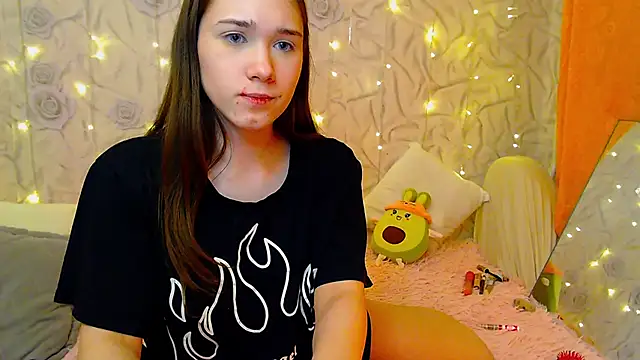 fluffy kitty  online show from October 30, 9:04 pm