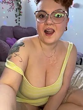 Snapshot of Sweetleeahxx chatting on April 10, 1:27 pm Sweetleeahxx online show from April 10, 1:27 pm