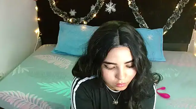 Snapshot of Miapeyton chatting on December 13, 3:32 pm Miapeyton online show from December 13, 3:32 pm