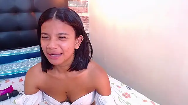 Snapshot of Angelica_Blue chatting on April 1, 6:05 pm Angelica Blue online show from April 1, 6:05 pm