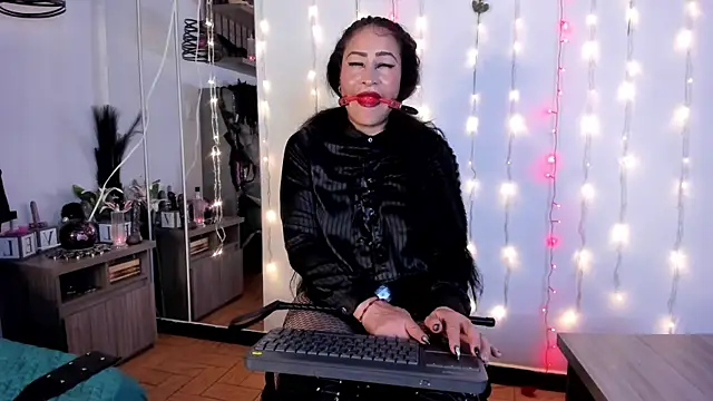 Snapshot of Molenna_queenn chatting on February 11, 11:01 pm Molenna queenn online show from February 11, 11:01 pm