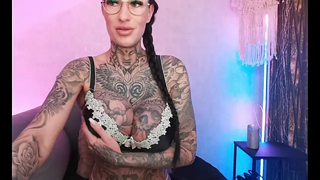 Snapshot of MeganWitch chatting on January 22, 7:34 pm MeganWitch online show from January 22, 7:34 pm