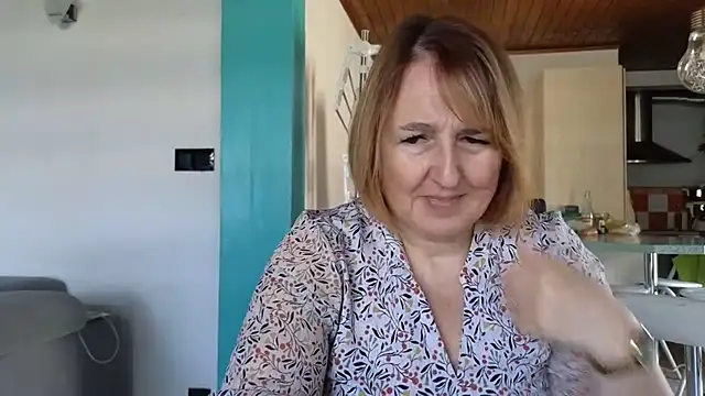 Snapshot of Sandcoq chatting on April 10, 8:52 am Sandcoq online show from April 10, 8:52 am