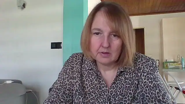 Snapshot of Sandcoq chatting on April 15, 10:33 am Sandcoq online show from April 15, 10:33 am