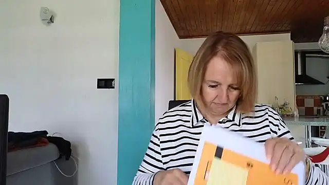 Snapshot of Sandcoq chatting on May 5, 8:44 am Sandcoq online show from May 5, 8:44 am