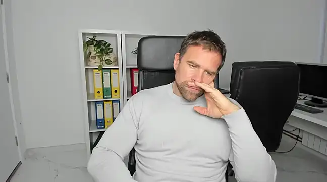 John-E-Dough online show from December 4, 8:01 am