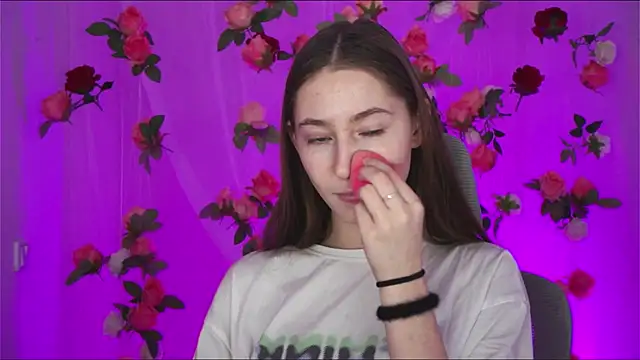 Snapshot of fuunnybunny chatting on December 18, 10:19 am fuunnybunny online show from December 18, 10:19 am