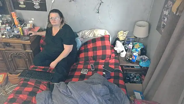 Snapshot of wild_hot_mess chatting on December 9, 7:18 pm wild hot mess online show from December 9, 7:18 pm