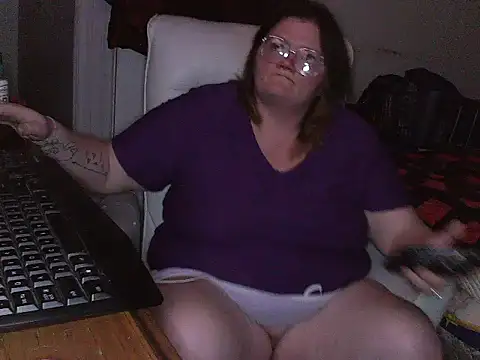 Snapshot of wild_hot_mess chatting on February 16, 12:30 am wild hot mess online show from February 16, 12:30 am