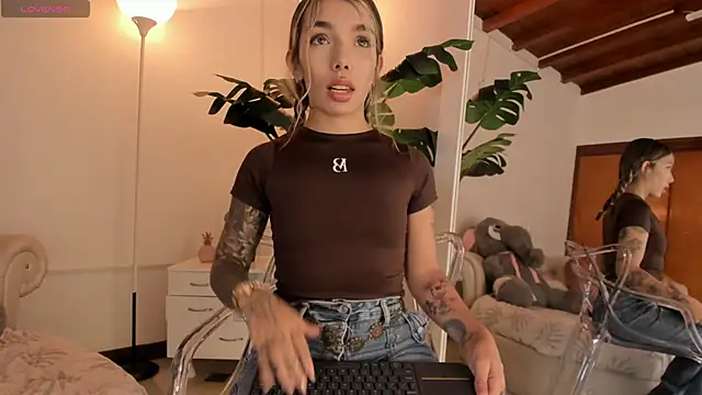 Mollymoon1 online show from January 31, 8:18 pm