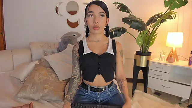 Mollymoon1 online show from April 3, 5:11 pm