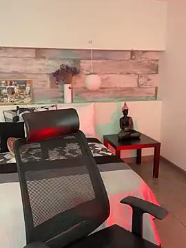 Alisha-Bond online show from January 29, 11:35 pm