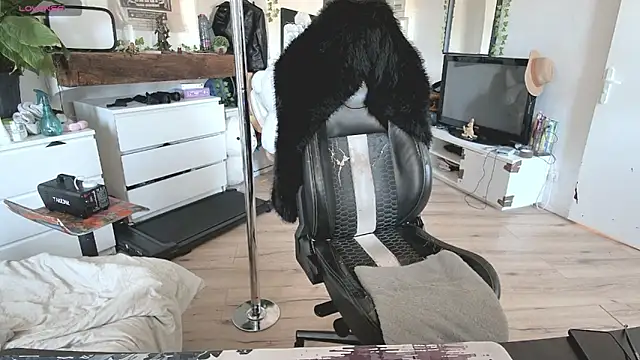 Snapshot of CeriseLapine chatting on October 6, 10:02 am CeriseLapine online show from October 6, 10:02 am