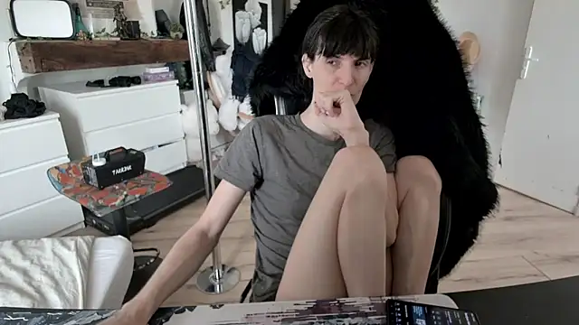 Snapshot of CeriseLapine chatting on October 14, 10:27 am CeriseLapine online show from October 14, 10:27 am