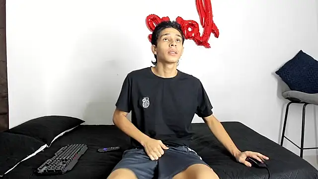 Snapshot of evanscollins chatting on October 18, 8:09 pm evanscollins online show from October 18, 8:09 pm