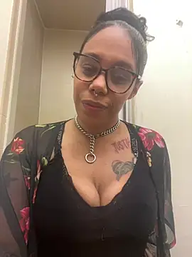 Snapshot of Princess_Desirae chatting on April 10, 4:50 am Princess Desirae online show from April 10, 4:50 am