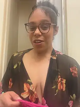 Snapshot of Princess_Desirae chatting on April 11, 3:44 am Princess Desirae online show from April 11, 3:44 am