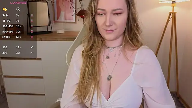 Emma B1uem online show from February 7, 9:15 pm