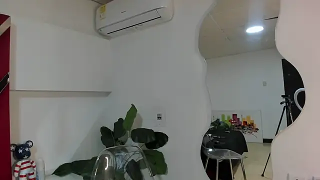 Milanxht online show from October 12, 8:30 pm