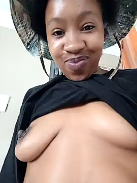 Snapshot of CocoSexyBabe chatting on February 5, 1:33 pm CocoSexyBabe online show from February 5, 1:33 pm