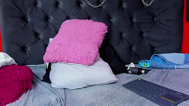 YayaHilton online show from January 7, 6:59 am