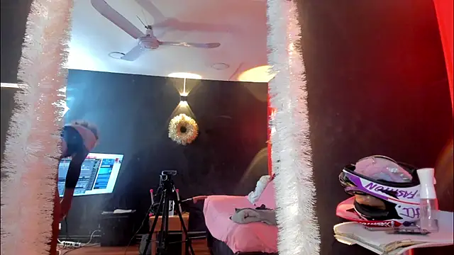 YayaHilton online show from December 3, 5:04 am