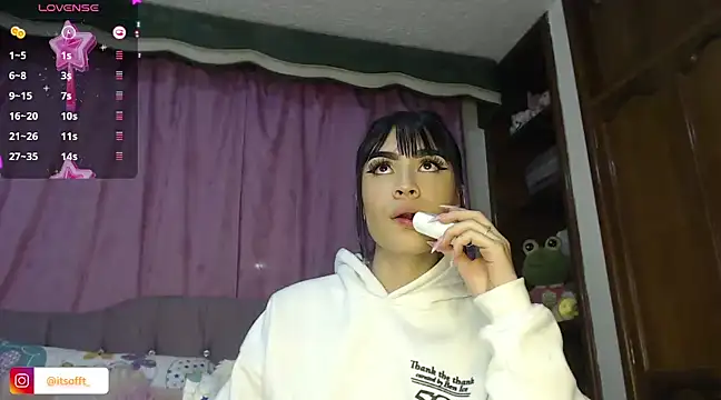 Snapshot of cuttebabe_ chatting on January 17, 11:51 pm cuttebabe online show from January 17, 11:51 pm