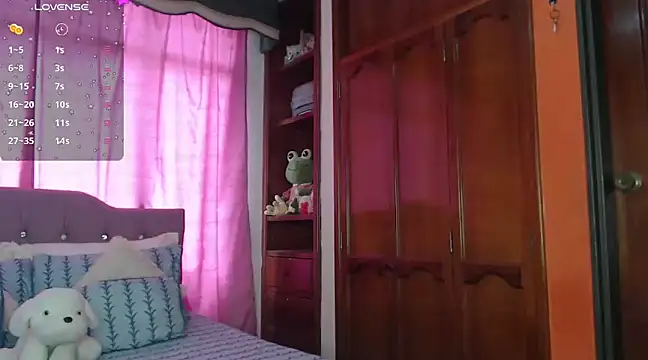 Snapshot of cuttebabe_ chatting on February 12, 7:56 pm cuttebabe online show from February 12, 7:56 pm