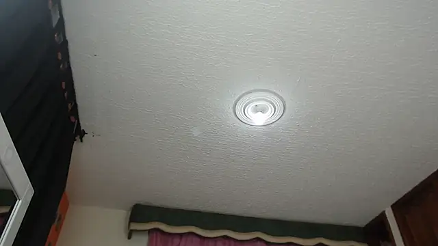 Snapshot of cuttebabe_ chatting on March 8, 11:07 pm cuttebabe online show from March 8, 11:07 pm