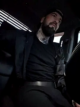 Snapshot of Beardedtattood chatting on October 18, 11:33 am Beardedtattood online show from October 18, 11:33 am