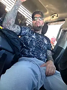 Snapshot of Beardedtattood chatting on October 20, 1:44 pm Beardedtattood online show from October 20, 1:44 pm