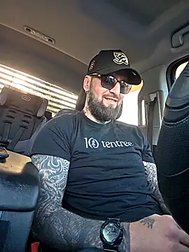 Snapshot of Beardedtattood chatting on October 24, 12:34 pm Beardedtattood online show from October 24, 12:34 pm