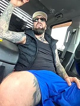 Snapshot of Beardedtattood chatting on October 31, 1:23 pm Beardedtattood online show from October 31, 1:23 pm