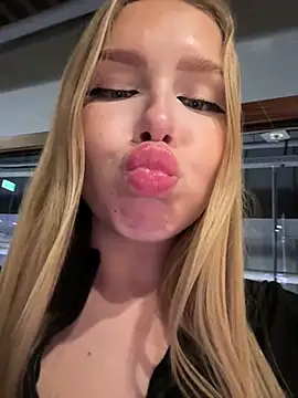 mur girl online show from December 3, 1:54 pm