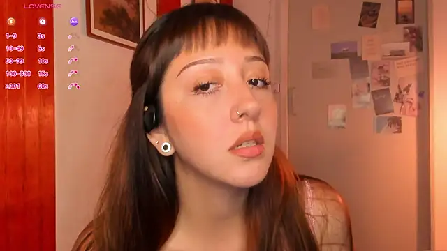 Snapshot of HeyTati chatting on March 4, 12:16 am HeyTati online show from March 4, 12:16 am