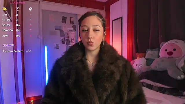 Snapshot of HeyTati chatting on June 12, 12:31 am HeyTati online show from June 12, 12:31 am