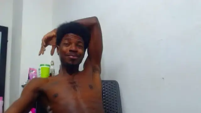 Snapshot of jaycolinss chatting on October 17, 10:23 pm jaycolinss online show from October 17, 10:23 pm