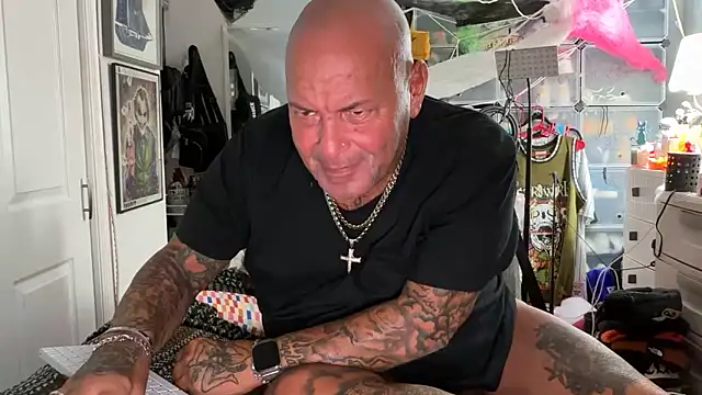 Snapshot of joeytatts66 chatting on September 28, 2:17 am joeytatts66 online show from September 28, 2:17 am