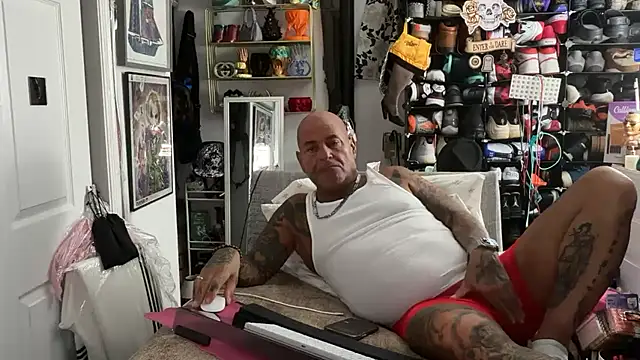 Snapshot of joeytatts66 chatting on February 14, 3:25 am joeytatts66 online show from February 14, 3:25 am