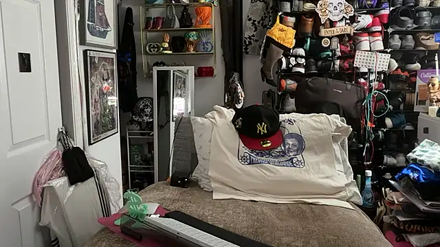 Snapshot of joeytatts66 chatting on February 18, 2:51 am joeytatts66 online show from February 18, 2:51 am