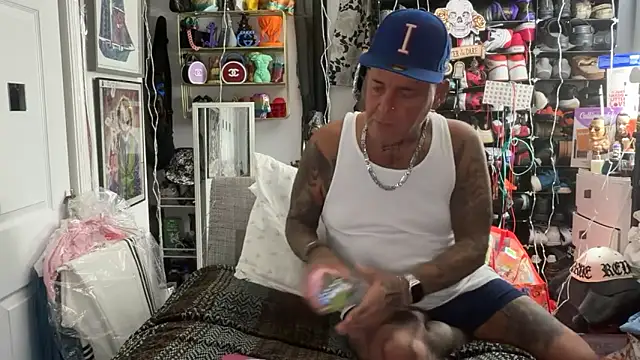 Snapshot of joeytatts66 chatting on March 3, 2:39 am joeytatts66 online show from March 3, 2:39 am