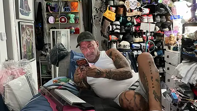 Snapshot of joeytatts66 chatting on March 20, 2:16 am joeytatts66 online show from March 20, 2:16 am