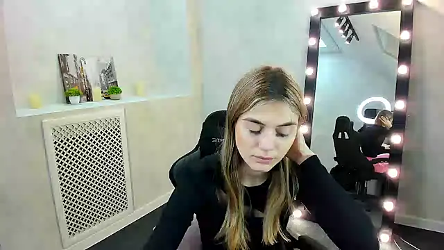 Snapshot of Cherry_Price chatting on December 12, 12:38 am Cherry Price online show from December 12, 12:38 am