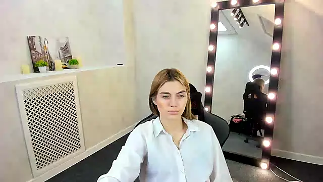 Snapshot of Cherry_Price chatting on December 18, 12:43 am Cherry Price online show from December 18, 12:43 am