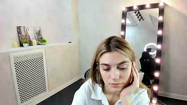 Snapshot of Cherry_Price chatting on December 18, 3:47 am Cherry Price online show from December 18, 3:47 am