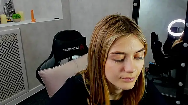 Snapshot of Cherry_Price chatting on December 20, 9:43 am Cherry Price online show from December 20, 9:43 am